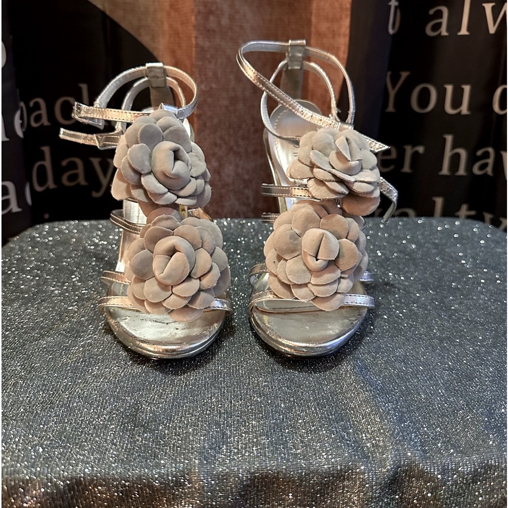 Silver strappy stiletto with flowers size 7